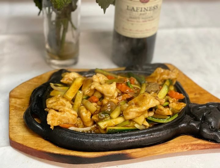 Pechuga de pollo salteada al estilo mongol en plancha caliente