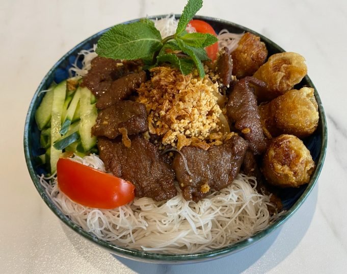 BO BUN Chagio: fideos de arroz con ternera y rollitos nem