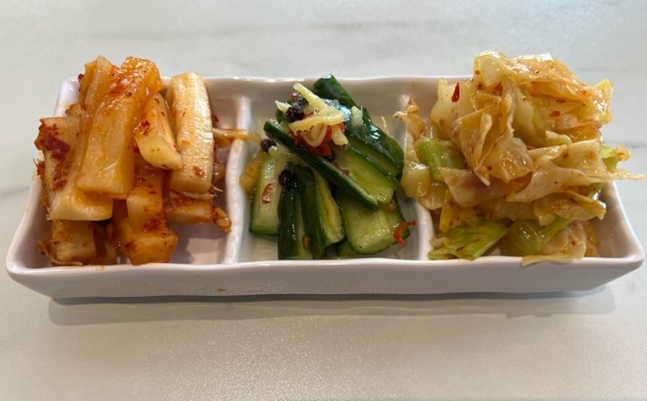 Tapas Ramen: pepino, col y rábano marinados según la preparación del chef
