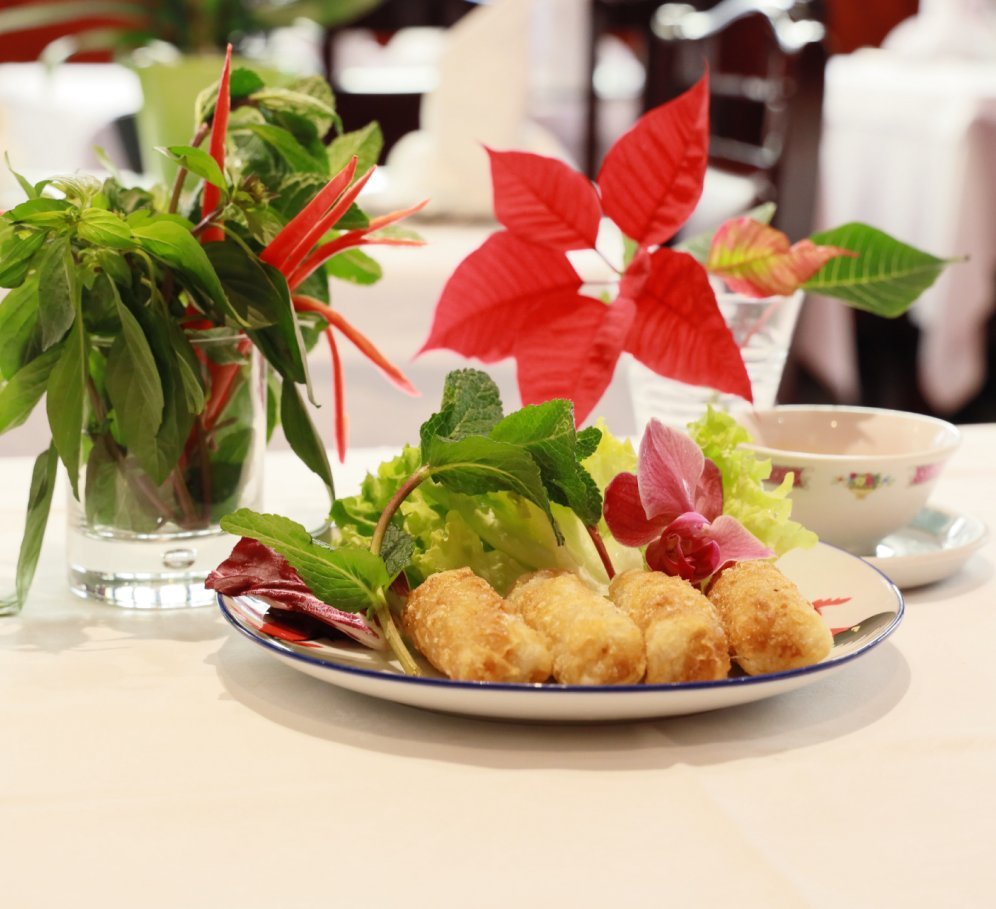 Spring rolls (served with lettuce and mint)