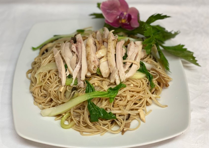 Fideos salteados con pollo