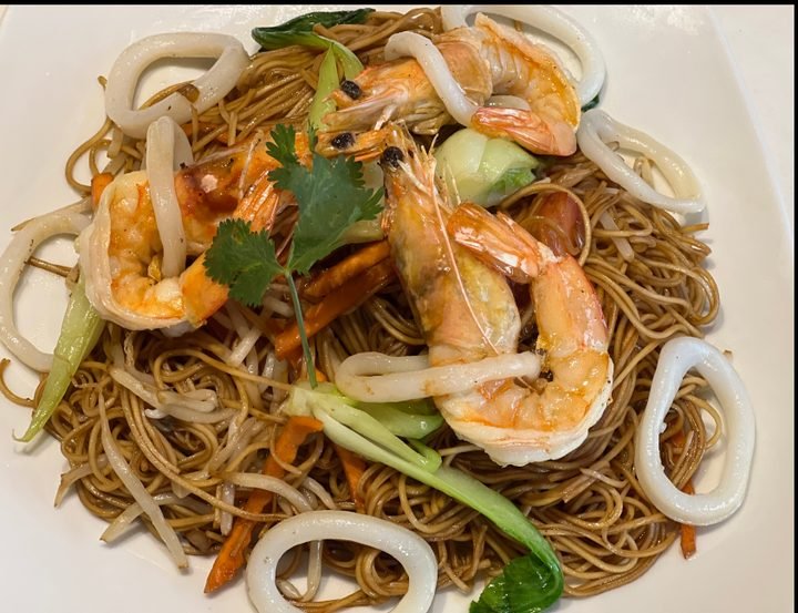 Fideos salteados del chef con marisco