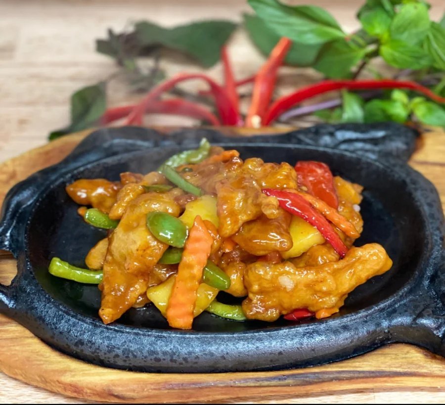Caramelised pork on a sizzling plate