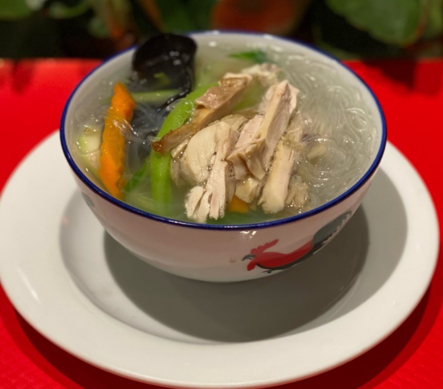 Sopa de pollo con fideos finos
