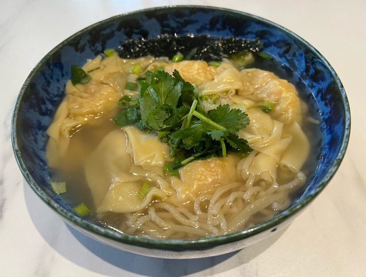 Ramen de raviolis de gambas (sopa de fideos)