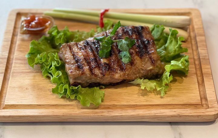 Costillas de cerdo a la parrilla con hierba limón