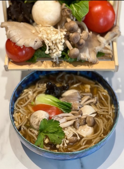 Ramen vegetariano: setas, tofu y verduras verdes