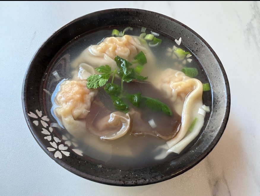 Sopa wonton con raviolis de gambas