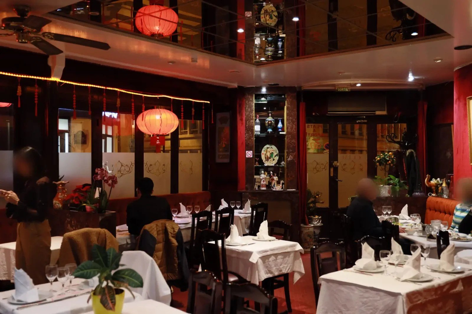 La salle du Mandarin de Paris et ses lanternes rouges