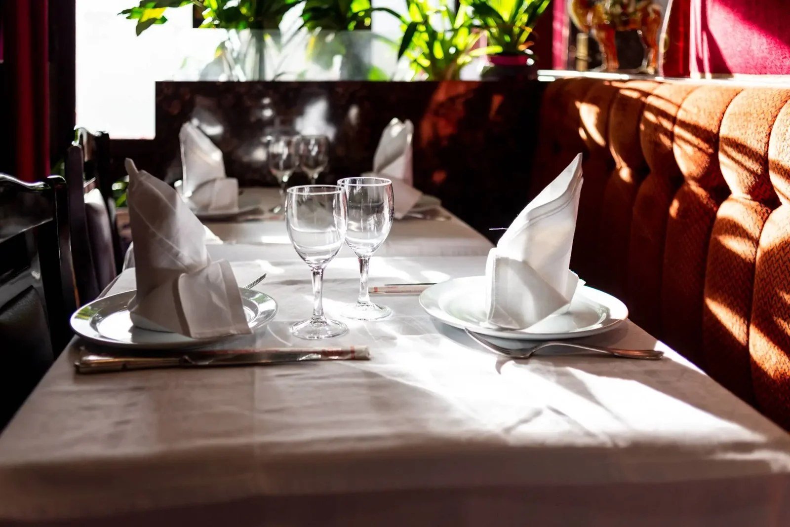Une table dressée dans la salle du Mandarin de Paris, à la lumière du jour